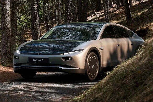 Với các tấm pin năng lượng mặt trời trên nóc xe, mui và thùng xe sẽ góp phần giúp Lightyear 0 chạy thêm đến 70km mỗi ngày.
