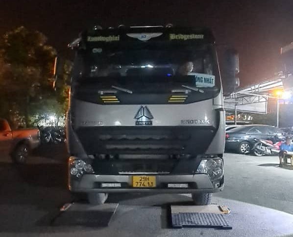 Phải mất 6 giờ vận động, thuyết phục, tài xế mới chịu đưa xe lên bàn cân