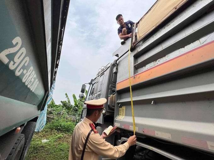 Lực lượng CSGT đo, đối chiếu với giấy chứng nhận đăng kiểm để xác định phần kích thước thành thùng vượt quá quy định