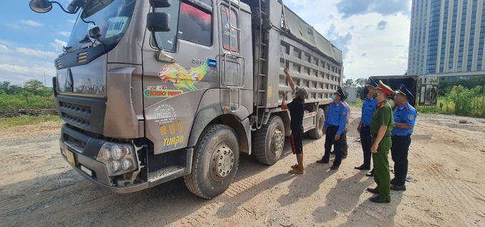 Lực lượng liên ngành đo kích thước thành thùng vi phạm để tiến hành cắt bỏ