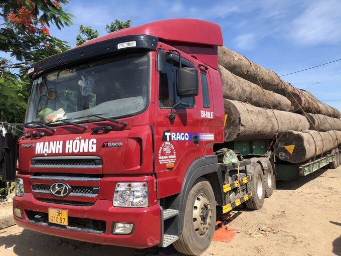 Xe đầu kéo mang logo Mạnh Hồng