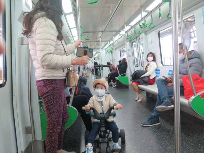 Khách đi tàu được mang theo xe đạp gấp, xe mini và hành lý xách tay nhưng không được gây ảnh hưởng đến người khác - Ảnh tư liệu