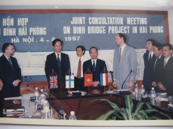 Ảnh 1: Từ trái sang: Đại diện ĐSQ Phần Lan, các ông Võ Hồng Phúc, Vũ Minh Khương (phiên dịch), Trần Huy Năng, đại diện ĐSQ Hà Lan, Phan Công Minh, Nguyễn Văn Mỹ, Vũ Đức Thiện