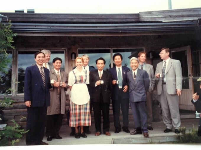 Ảnh 3: Từ phải sang: Esko Jarvenpa, Pekka Pulkkinen, Nguyễn Hòa, Nguyễn Tất Tạo, Vũ Chí Thanh, Lassi Raemoe, (người chưa rõ thông tin), Đỗ Gia Phách, Salonen, Phan Công Minh