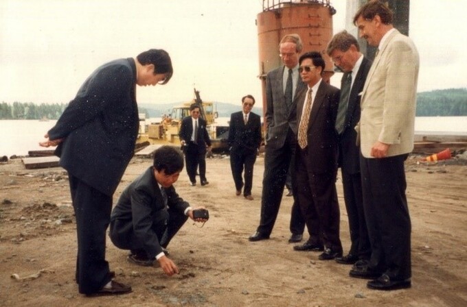 Ảnh 4: Hàng đứng bên phải: Juhani Kuusisto, Heikki Koivisto, Đỗ Gia Phách và Ad Th.H.M. Spliet; bên trái: Phan Công Minh; người ngồi: Tống Trần Tùng