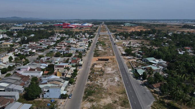 Tuyến đường đi qua khu dân cư tại thị trấn Núi Thành