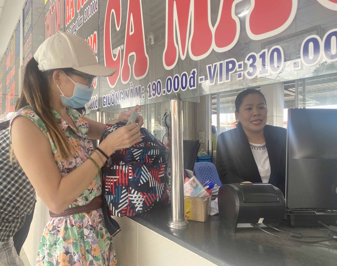 Hành khách chỉ cần đến quầy đọc đúng thông tin là nhà xe in vé điện tử rất nhanh và tiện lợi.