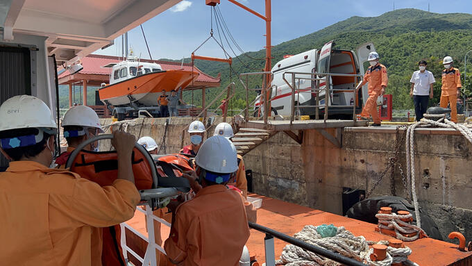 Lực lượng cứu nạn của Trung tâm Phối hợp tìm kiếm, cứu nạn hàng hải khu vực II đưa nạn nhân về bờ điều trị 
