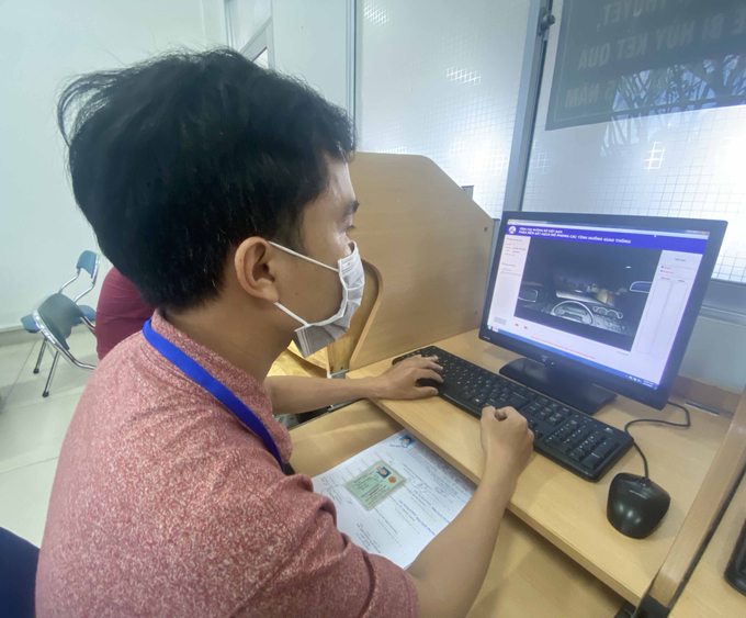 Được ôn luyện kỹ và nắm chắc tình huống giao thông nên các thí sinh tự tin vượt qua phần thi mô phỏng lái xe.