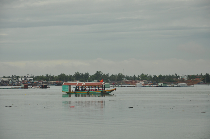 Hiện ở Hội An, loại tàu cá cải hoán chở khách hoạt động khá sôi động.