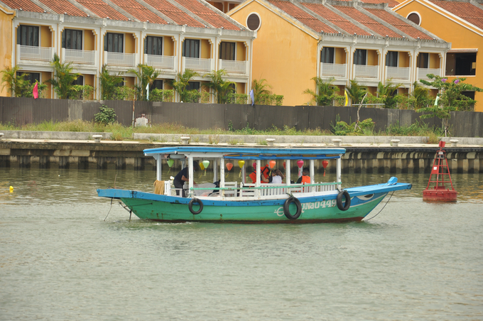 Hành khách đi tàu thuyền trên tuyến đường thủy nội địa còn chủ quan, không tuân thủ quy định mặc áo phao cứu sinh.