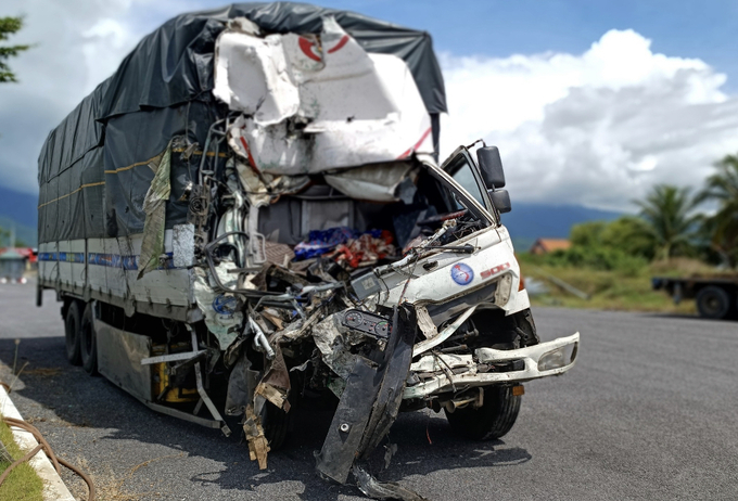 Đầu xe tải bị biến dạng, hư hỏng nặng sau vụ TNGT.