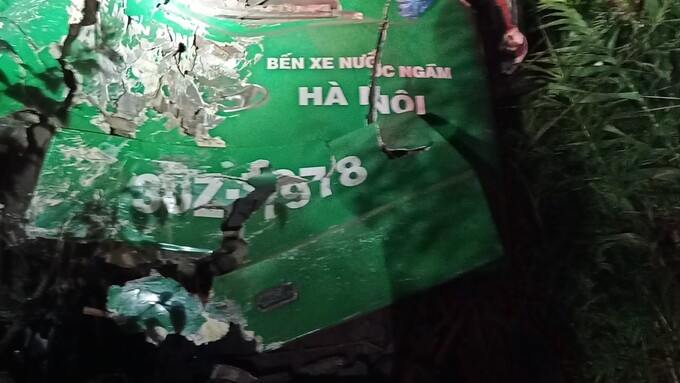 Phần đuôi xe khách bị hư hỏng nặng.