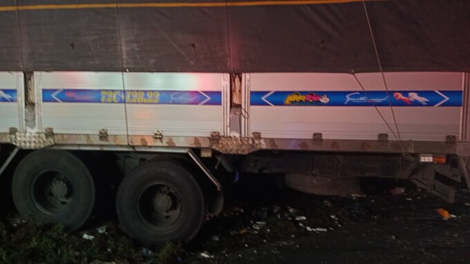 Xe tải đâm vào đuôi xe khách làm 3 người chết, 8 người bị thương.