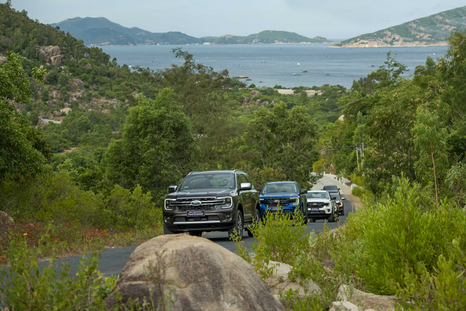 Everest mới trang bị công nghệ hỗ trợ người lái thông minh, thách thức mọi địa hình.