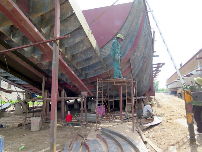 Phần lớn cơ sở đóng, sửa chữa phương tiện thủy nằm ven sông và khó khăn trong việc hoàn thành hồ sơ, thủ tục về đất đai - Ảnh minh họa