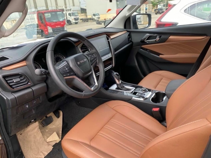 Nội thất với . Ghế ngồi được bọc da bò sang trọng..