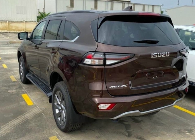 suzu MU-X 2022 với cấu hình 4x2 sử dụng cỡ mâm 17 inch, các phiên bản 4x4 sử dụng loại mâm 18-inch.