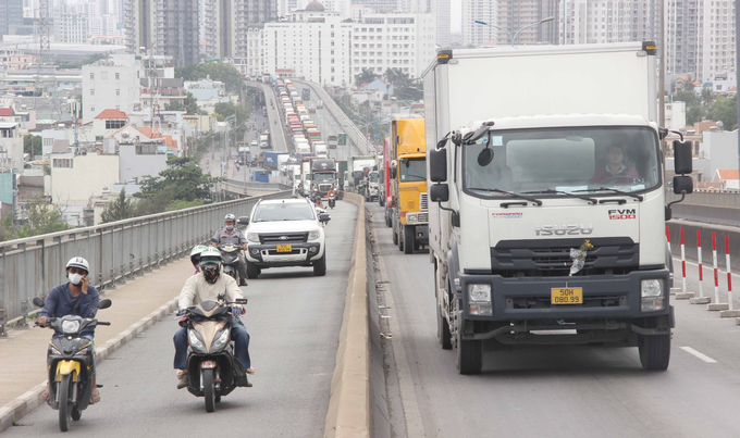 Để rút ngắn thời gian kẹt xe các phương tiện ô tô con và xe tải nhỏ được chạy vào bên làn xe máy khoảng 400m, khi tới giữa tim cầu thì sẽ xin nhan vào lại làn dành cho xe ô tô.