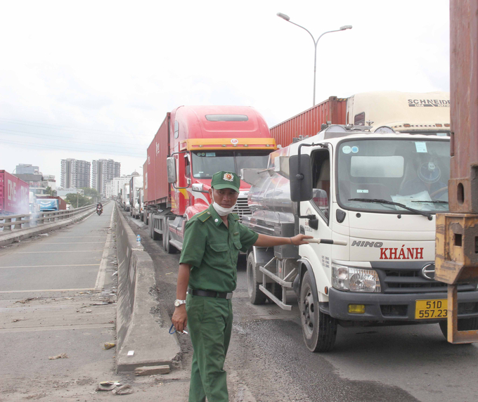 Thanh niên xung phong cùng các công nhân của đơn vị thi công chia nhiều nhóm phân luồng, hướng dẫn xe qua lại nhưng tình hình vẫn không cải thiện vì phần lớn phương tiện là xe container tập trung đông về hướng vòng xoay Mỹ Thủy để đi vào cảng Cát Lái lấy hàng.
