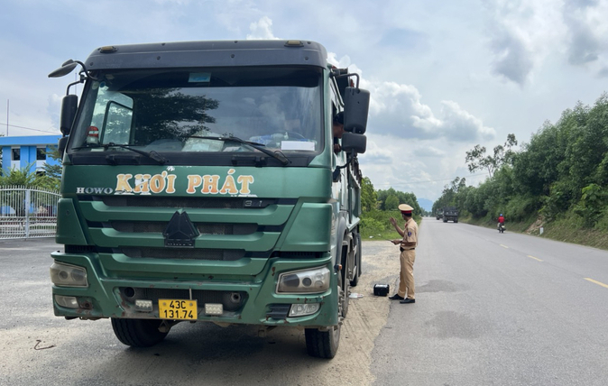 Lực lượng CSGT sử dụng cân tải trọng cách tay kiểm tra tải trọng xe 43C-131.74 chở cát sỏi trên tuyến QL14B.