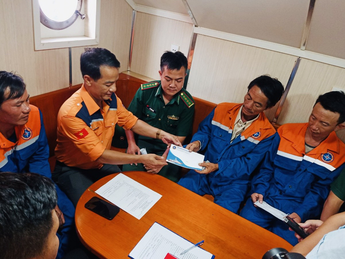 Đại diện lãnh đạo Trung tâm Phối hợp tìm kiếm, cứu nạn hàng hải khu vực IV trao quà hỗ trợ, động viên các ngư dân