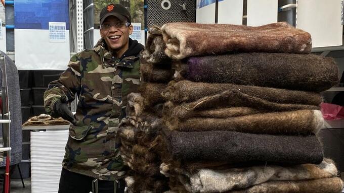 Lông, tóc được quyên góp đến xưởng sản xuất của MOT để làm ra những tấm thảm thấm dầu