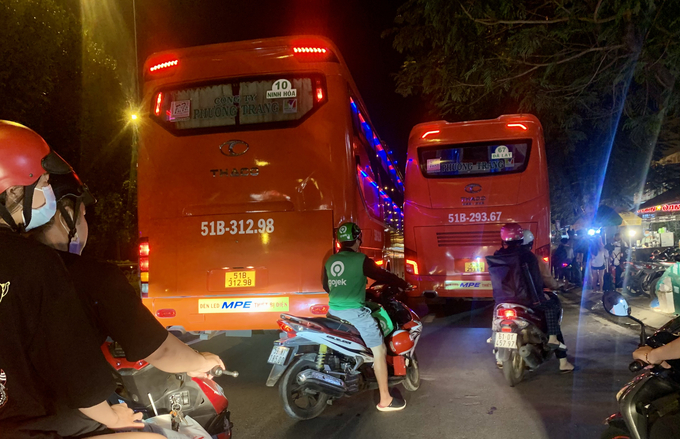 Nhà xe này không chỉ dừng đón khách khu vực đường Xa lộ Hà Nội mà còn chiếm trọn đường song hành để  đón khách vô tội vạ