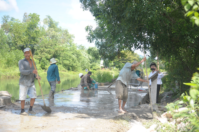 Thợ xây gấp rút hoàn thiện cây cầu Phùng Hiệp 28