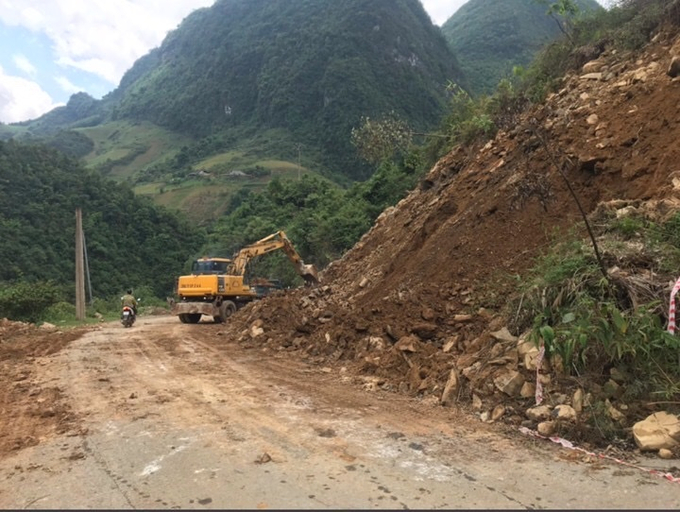 Thi công khắc phục sạt lở tắc đường trên Quốc lộ 34 qua Cao Bằng

