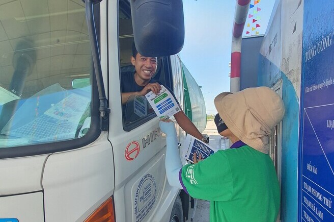 Hơn 50.000 tờ rơi tuyên truyền áp dụng thu phí tự động trên cao tốc Đà Nẵng-Quảng Ngãi được trao tận tay cho tài xế.
