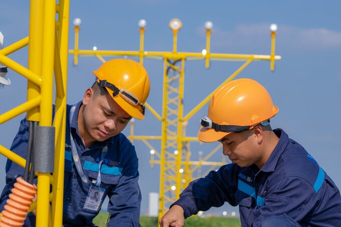 Đội thiết bị thông tin dẫn đường - Trung tâm Khai thác khu bay Nội Bài kiểm tra hệ thống thiết bị dẫn đường