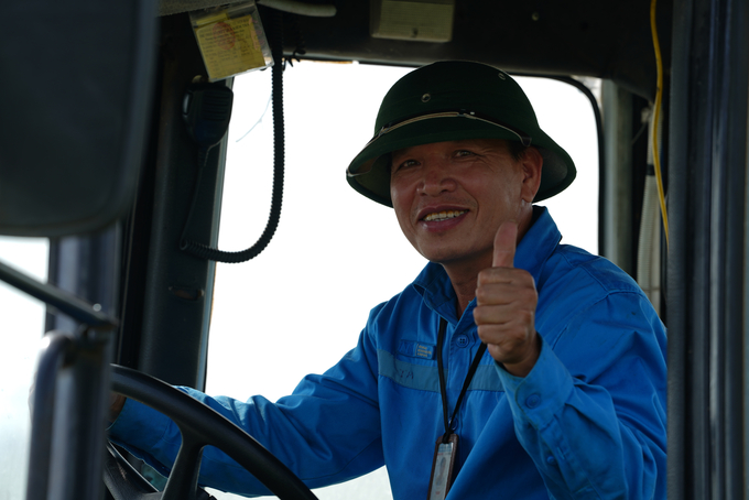 Nắng nóng song tinh thần người nhân viên khu bay Nội Bài vẫn rất hăng hái, vui vẻ