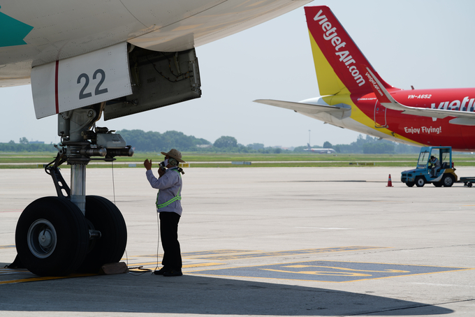 Một nhân viên Công ty TNHH Kỹ thuật máy bay kiểm tra an toàn bay