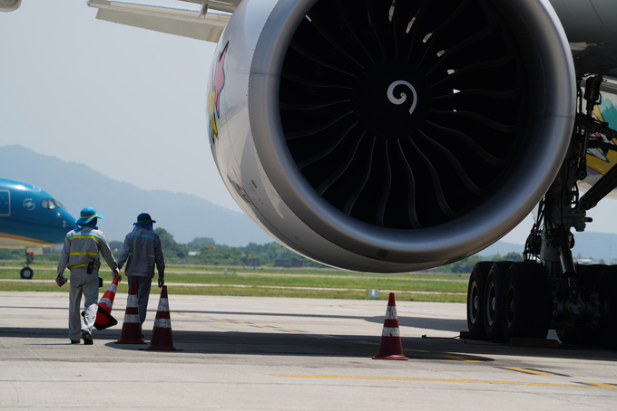 Nhân viên Công ty TNHH MTV Dịch vụ mặt đất sân bay Việt Nam làm nhiệm vụ trên đường băng