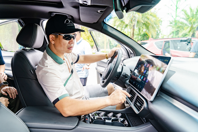 Khách hàng trải nghiệm lái thử.