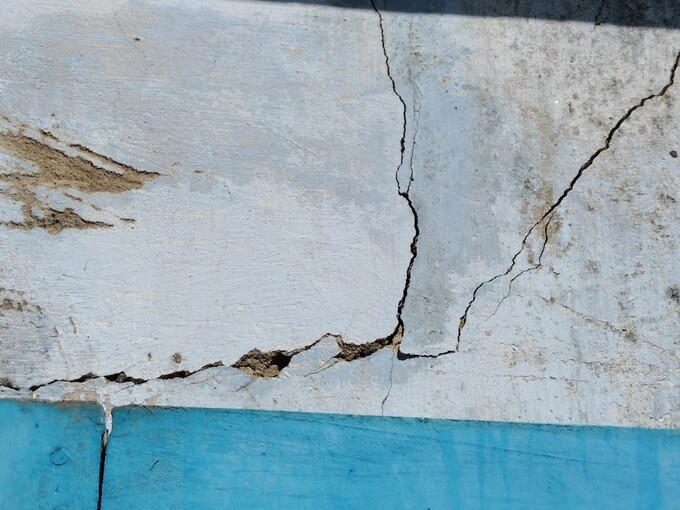 Những vết nứt kéo dài, có vêt nứt dài hơn 5m.
