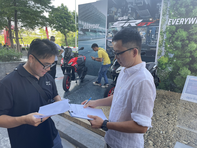 Khách hàng chốt mua Aprilia SR GT 200, đầu tiên tại Hà Nội là anh Phan Đức - Chủ nhiệm CLB những người chơi xe Royal Enfield tại Hà Nội.