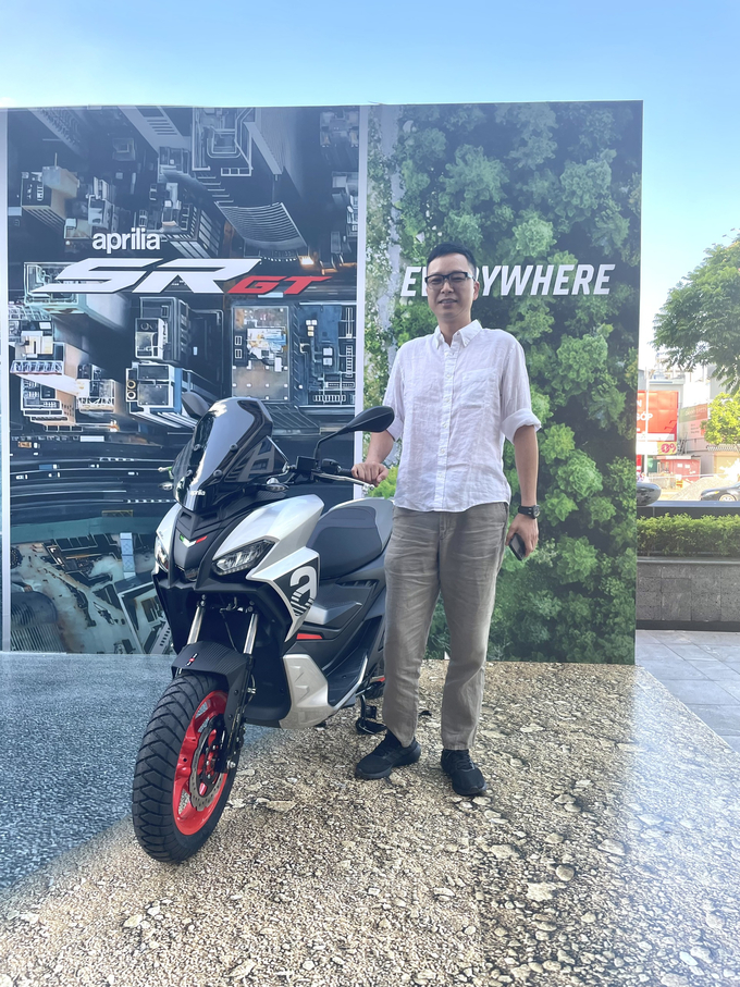 Anh Phan Đức bên chiếc xe mới mua của mình.