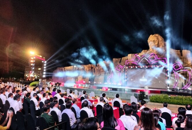 Chương trình cầu truyền hình “Khúc tráng ca hòa bình” tại Tượng đài Mẹ Việt Nam anh hùng (phường An Phú, TP.Tam Kỳ). 

