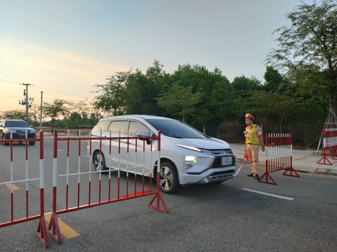 Dựng rào chắn tránh gây ùn tắc giao thông trong khu vực diễn ra chương trình