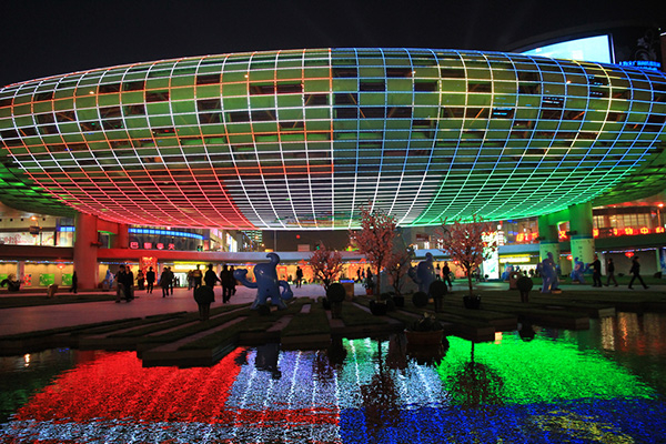 Bên dưới gầm cầu là không gian công cộng phục vụ người dân