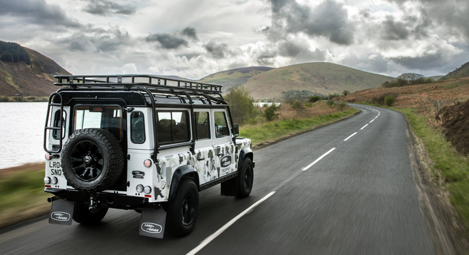 Land Rover Classic Defender Works V8 Trophy II có giá từ 225.000 bảng Anh .