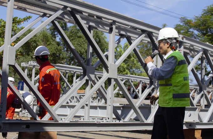 Tập huấn lắp ghép hệ dầm Bailey do Cục QLĐB III diễn ra nghiêm túc, bài bản.