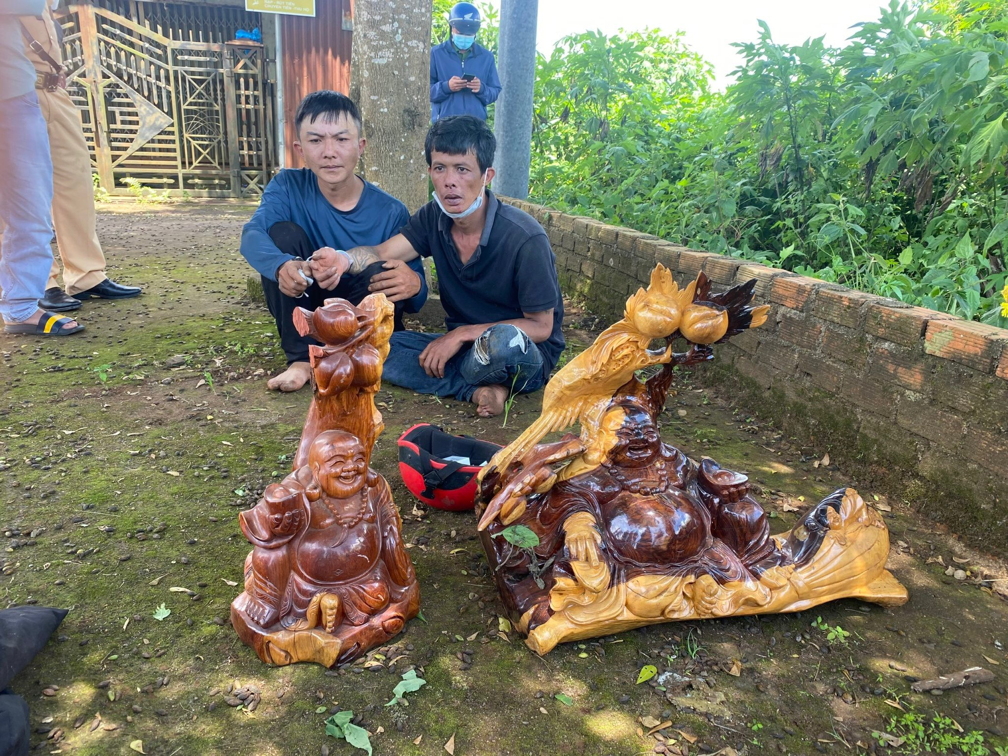 2 đối tượng cùng một số tang vật bị thu giữ