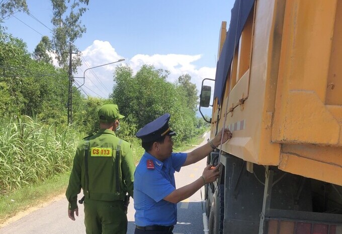 Kiểm tra thành thùng xe có dấu hiệu cơi nới.