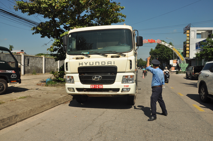 Kiểm tra tải trọng xe ben BKS AV-1284 có dấu hiệu vi phạm.