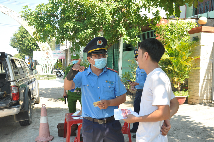 Vừa kiểm tra, vừa tuyên truyền, nhắc nhở lái xe chấp hành tốt pháp luật về TTATGT.
