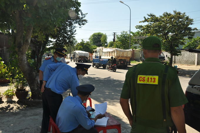 Tổ kiểm tra liên ngành Quảng Nam lập biên bản xử lý trường hợp vi phạm.