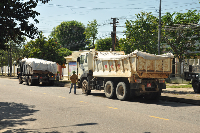Phương tiện chở cát có dấu hiệu vi phạm được lực lượng liên ngành kiểm tra, xử lý.